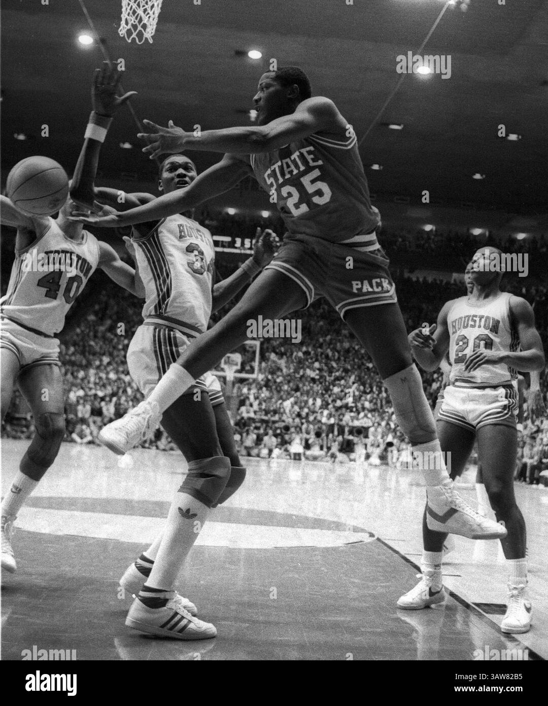 11. April 2016 - USA - SPORT -- Dereck Whittenburg, 25 Jahre alt, und Houstons Akeem Olajuwon, 34, kämpfen unter dem Korb während des NCAA Championship Basketballspiels in der University of New Mexico's Pit am Montag, 4. April 1983. (Bild: © Greg SORBER/Albuquerque Journal via ZUMA Wire) Stockfoto
