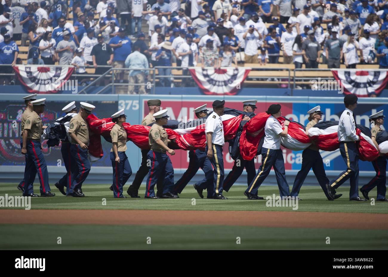 April 2016 – Los Angeles, Kalifornien, USA Die Los Angeles Dodgers spielen 2016 im Dodger Stadium die Arizona Diamondbacks für ihr Heimspiel am 12. April 2016. Abgebildet ist die gefaltete amerikanische Flagge, die im Feld verwendet wird. (Bild: © Prensa Internacional Via ZUMA Wire) Stockfoto