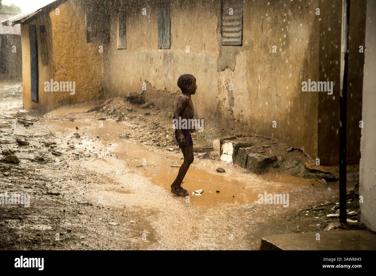 1. August 2015 - Cap Skirring, Senegal - Ein Junge steht im Regen in Cap Skirring, Senegal. (Foto: © Sebastian Gil Miranda via ZUMA Wire) Stockfoto