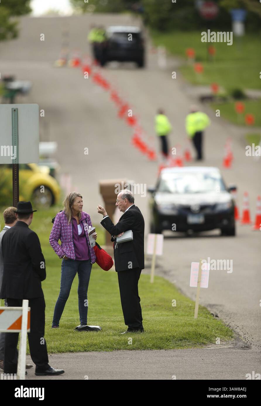 15. Mai 2016 - Minnetonka, MN, USA - George Cook, ein Ältester im Königssaal Jehovas in Minnetonka, spricht am Sonntag, den 15. Mai 2016, mit einer Frau am Eingang zum Parkplatz der Kirche in Minnetonka, Minnetonka. Die Trauernden versammelten sich in der Königshalle der Zeugen Jehovas für eine Gedenkstätte für den Megastar Prince, der dort vor seinem Tod im letzten Monat verehrt wurde. (Bild: © Jeff Wheeler/TNS via ZUMA Wire) Stockfoto