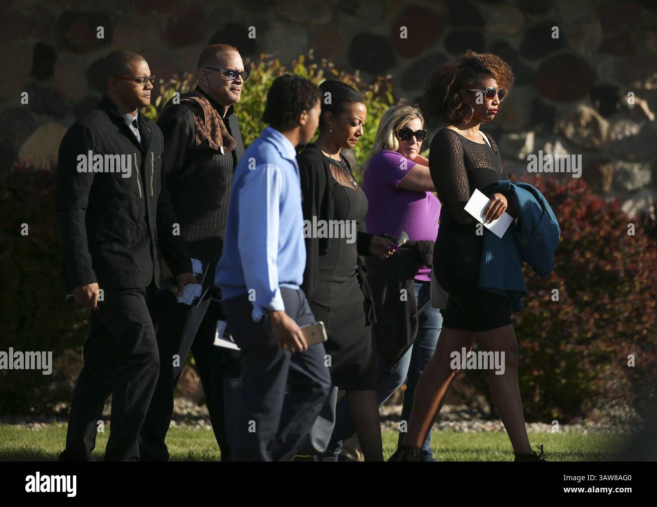 15. Mai 2016 - Minnetonka, MN, USA - Trauernde, darunter der Komiker Sinbad, zweiter von links, verließ die Halle des Zeugenkönigs Jehovas, nach der Gedenkfeier für Prinz am Sonntag, den 15. Mai 2016, in Minnetonka, Minnin. Die Trauernden versammelten sich in der Königshalle der Zeugen Jehovas für eine Gedenkstätte für den Megastar Prince, der dort vor seinem Tod im letzten Monat verehrt wurde. (Bild: © Jeff Wheeler/TNS via ZUMA Wire) Stockfoto