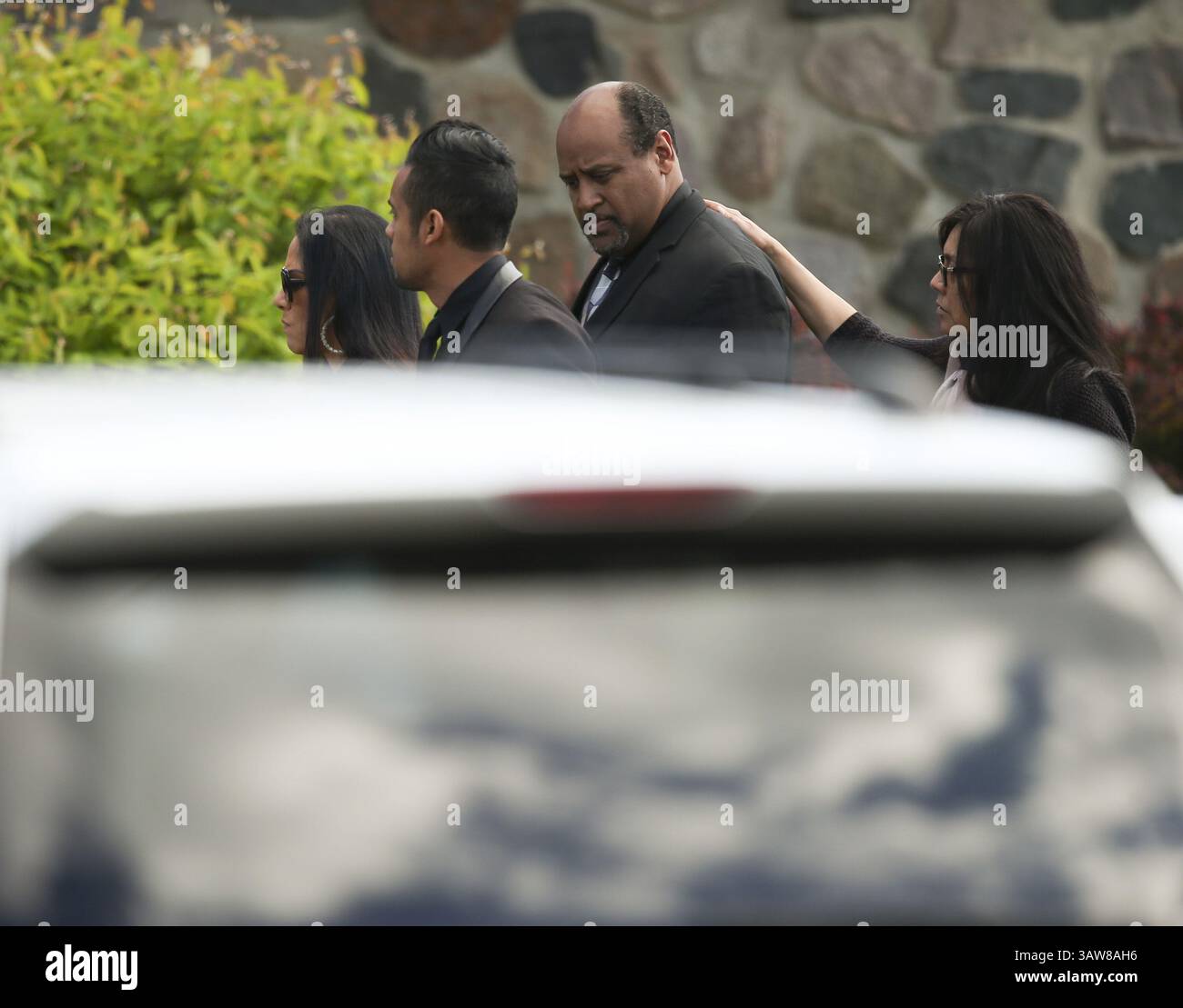 15. Mai 2016 - Minnetonka, MN, USA - der ehemalige Schützling des Prinzen, der Schlagzeuger Sheila E, trifft am Sonntag, den 15. Mai 2016, mit ihrem Manager Gilbert Davison in der Halle des Zeugen Jehovas ein. in Minnetonka, Minn. Die Trauernden versammelten sich in der Königshalle der Zeugen Jehovas für eine Gedenkstätte für den Megastar Prince, der dort vor seinem Tod im letzten Monat verehrt wurde. (Bild: © Jeff Wheeler/TNS via ZUMA Wire) Stockfoto