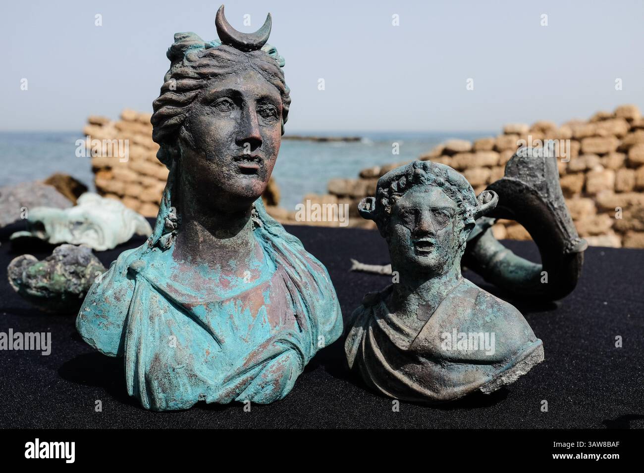 16. Mai 2016: Cäsarea, Israel: Figuren der Mondgöttin Luna (links) und Dionysos (rechts), des Gottes des Weines. Eine in den letzten Wochen von Tauchern der Israel Antiquities Authority durchgeführte Unterwasser-Bergungsuntersuchung im alten Caesarea Harbor hat dazu geführt, dass die „große, spektakuläre und schöne, alte Seefracht“ eines Handelsschiffes, das während der späten römischen Zeit vor etwa 1.600 Jahren sank, entdeckt wurde. Unter den gut erhaltenen Bronzeartefakten befinden sich zwei Metallklumpen, die aus Tausenden von 20 kg schweren Münzen bestehen und die Bilder des Kaisers Konstantin tragen. (Kreditbild: © Stockfoto