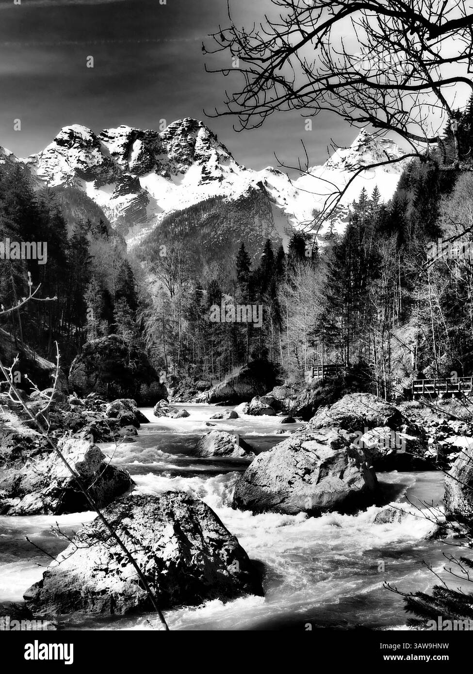 Bachlauf vor schneebedeckten Bergen im Salzburger Land Stockfoto