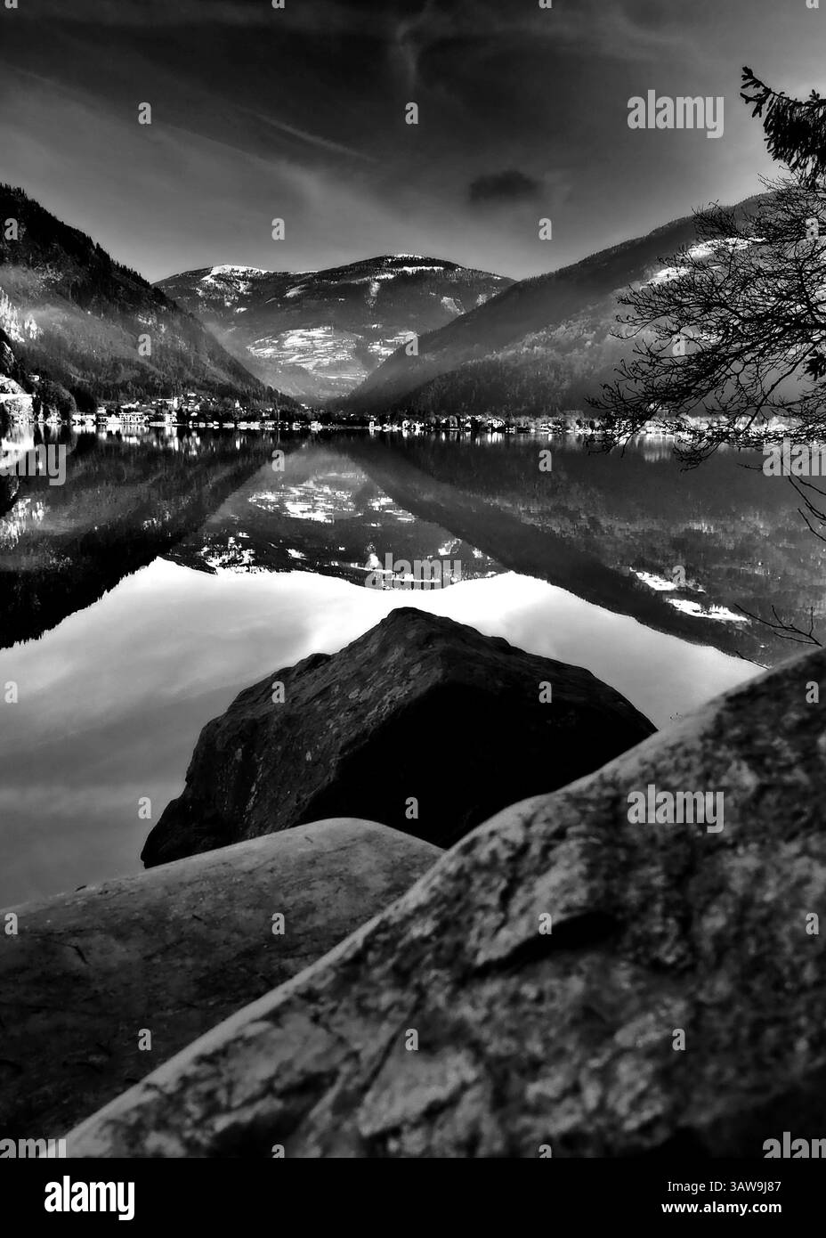 Spiegelungen am windstillen Millstätter See, Winterwandern bei moderaten Temperaturen Stockfoto