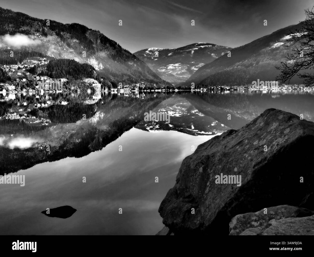 Spiegelungen am windstillen Millstätter See, Winterwandern bei moderaten Temperaturen Stockfoto