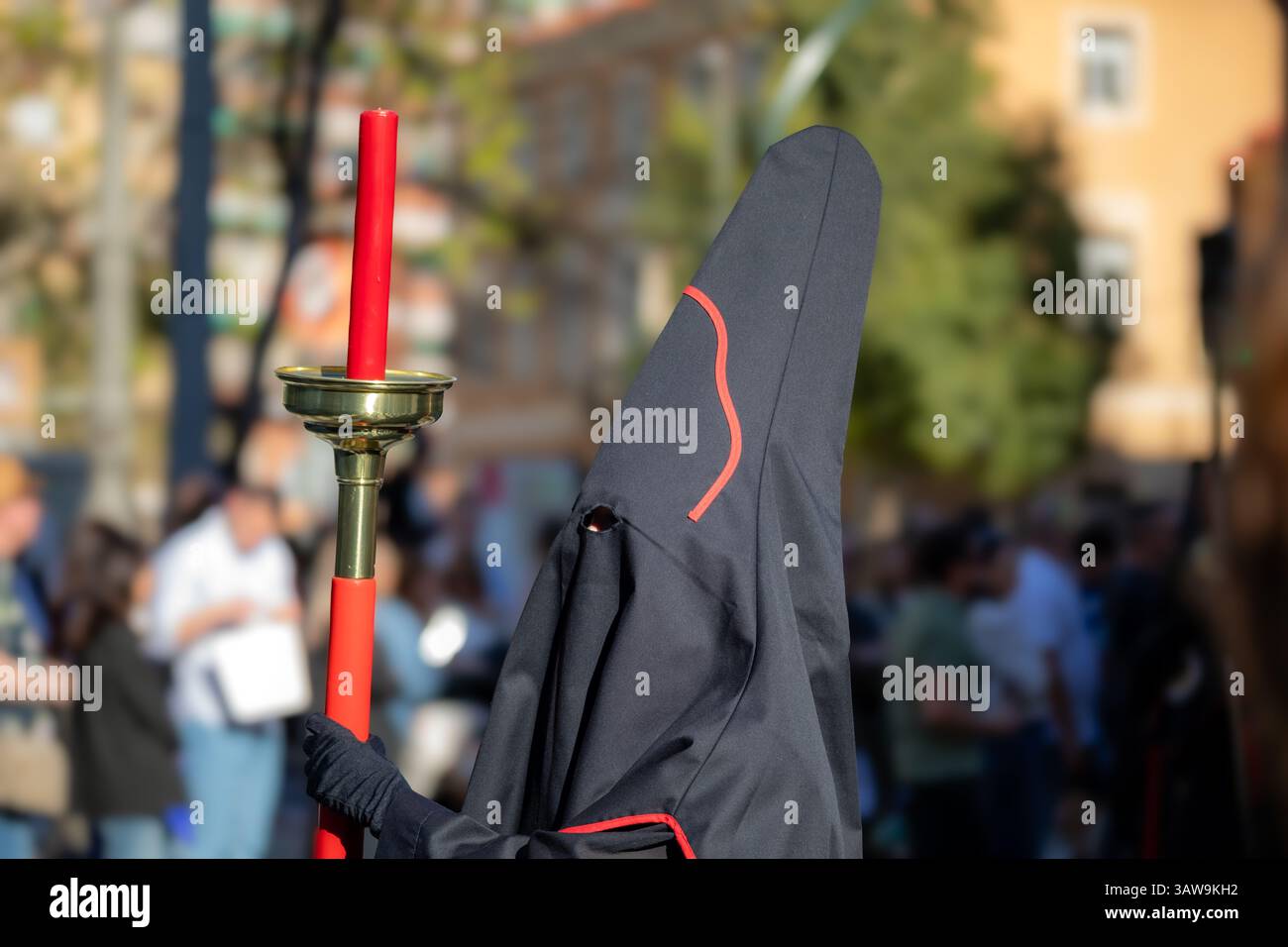 Nazarener in schwarzem Gewand der Erzbrüderschaft des kostbarsten Blutes unseres Herrn Jesus Christus von Murcia, Spanien, in der Prozession am Karwochentag Stockfoto