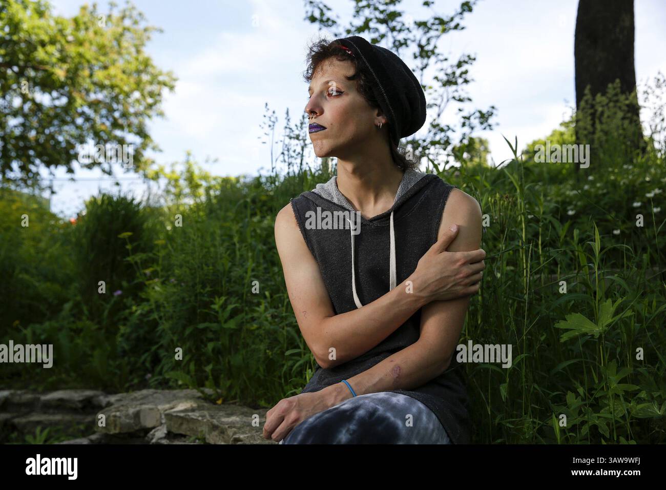 2. Juni 2016 – Chicago, IL, USA – Cassidy Nordstrom posiert für ein Porträt am 2. Juni 2016 in Chicago. Nordstrom identifiziert sich als nichtbinär - passt in keines der beiden Geschlechter - und verwendet geschlechtsunkonforme Pronomen. (Bild: © Jose M. Osorio/TNS via ZUMA Wire) Stockfoto