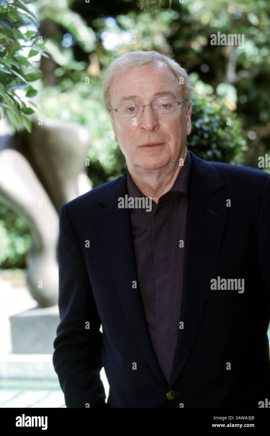 16. November 2002 – Hollywood, Kalifornien, USA – MICHAEL CAINE wirbt für „The Quiet American“. Sir Michael Caine, CBE (* 14. März 1933 in Maurice Joseph Micklewhite) ist ein britischer Schauspieler und Autor. Caine ist bekannt für seinen markanten Cockney-Akzent in der Arbeiterklasse und ist in über 115 Filmen zu sehen und gilt als britische Filmikone. Seinen Durchbruch schaffte er in den 1960er Jahren mit Zulu (1964), The Ipcress File (1965), Alfie (1966), für den er für einen Academy Award, den Italian Job (1969) und Battle of Britain (1969) nominiert wurde. Zu seinen bekanntesten Rollen in den 1970er Jahren zählte Get Carter (1971), The Stockfoto