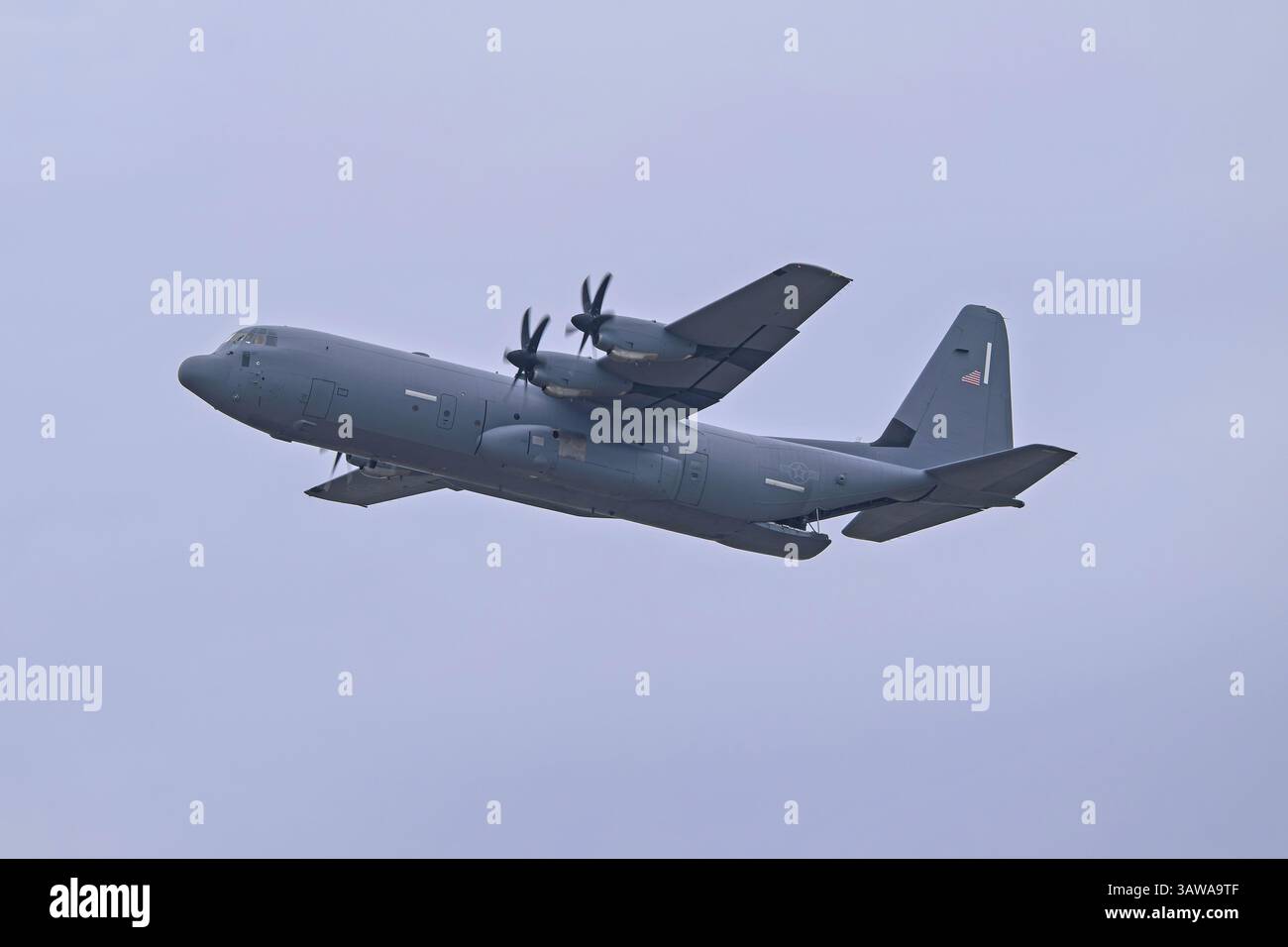 Wings Over West Texas 4-18-2025 Dyess AFB, TX USA US Air Force Lockheed C-130J führte einen taktischen Luftabwurf auf der Wings Over West Texas Air Show A durch Stockfoto