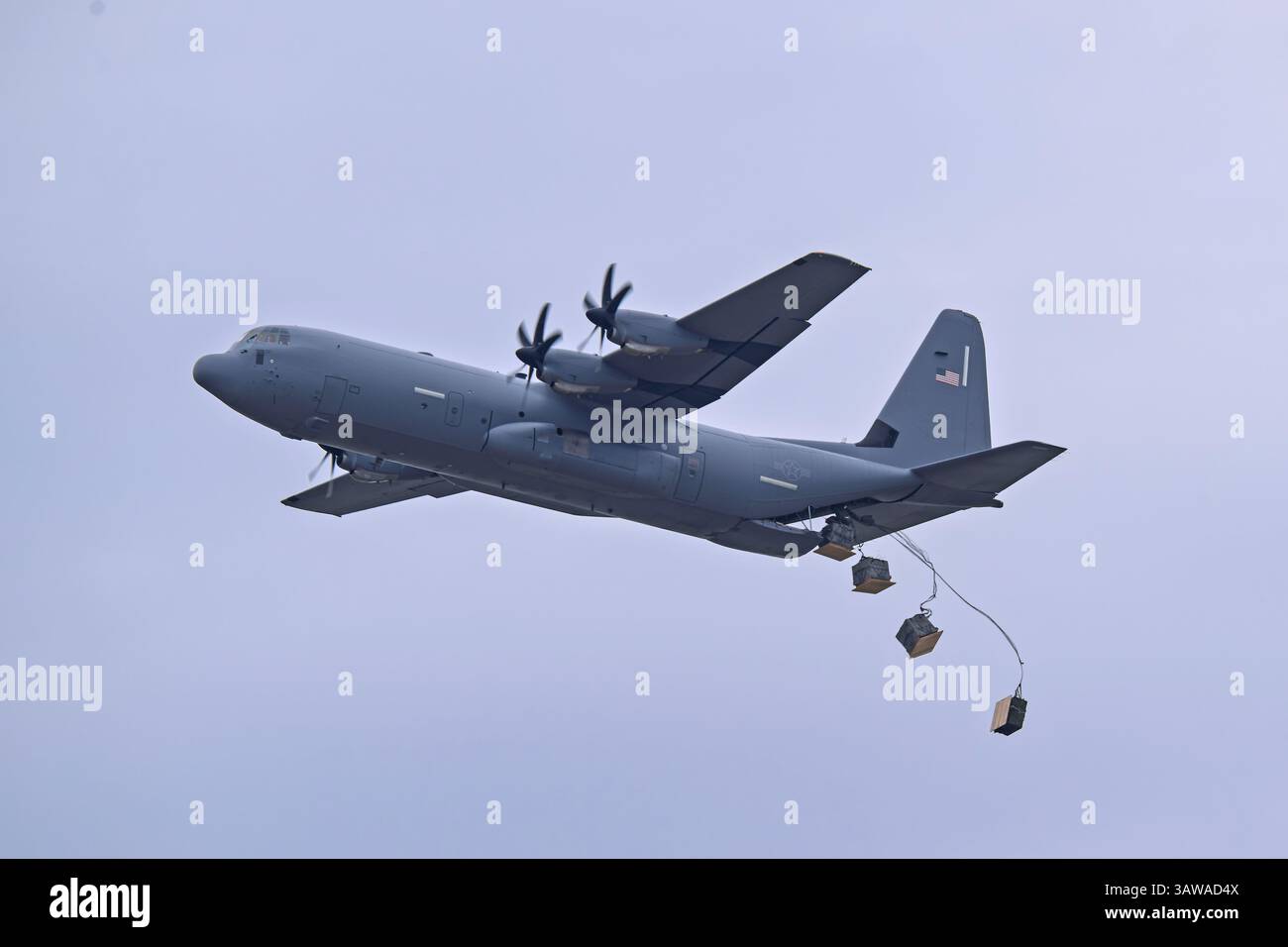 Wings Over West Texas 4-18-2025 Dyess AFB, TX USA US Air Force Lockheed C-130J führte einen taktischen Luftabwurf auf der Wings Over West Texas Air Show A durch Stockfoto