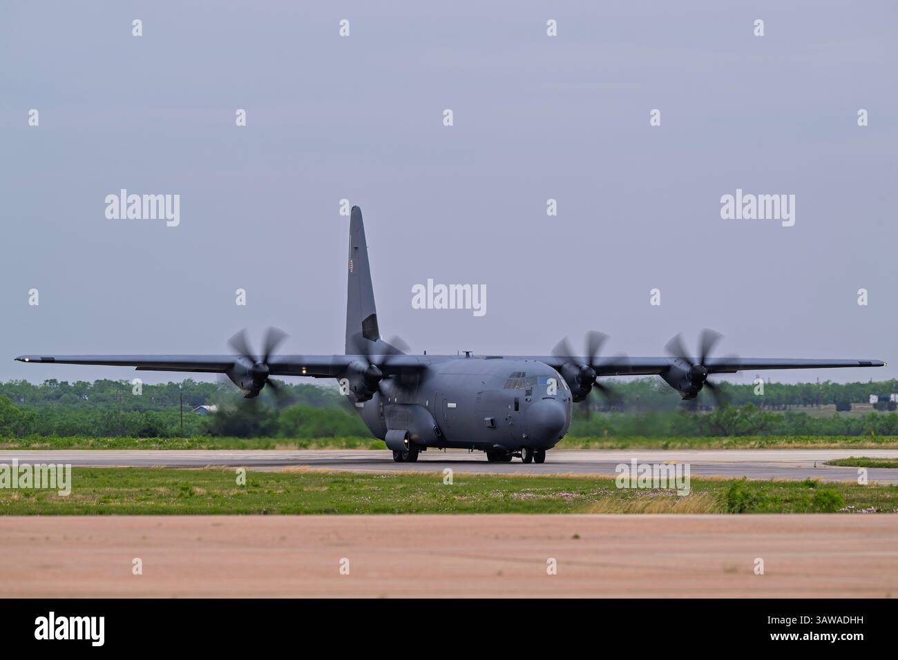 Wings Over West Texas 4-18-2025 Dyess AFB, TX USA US Air Force Lockheed C-130J führte einen taktischen Luftabwurf auf der Wings Over West Texas Air Show A durch Stockfoto