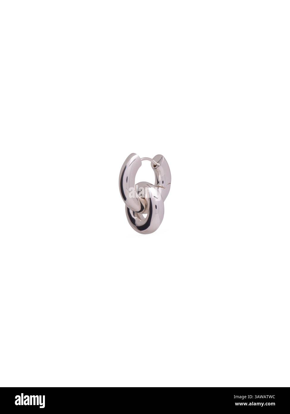 Isolierter silberner, klobiger Kettenglied-Creolen-Ohrring auf weißem Hintergrund. Ein trendiges und modernes Modeaccessoire Stockfoto