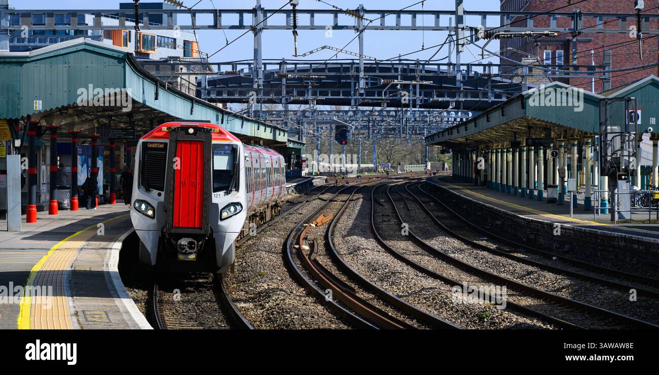 Newport, Wales, Großbritannien - 1. April 2025; Transport für Wales moderner Dieseltriebwagen der Klasse 197 in Newport Stockfoto