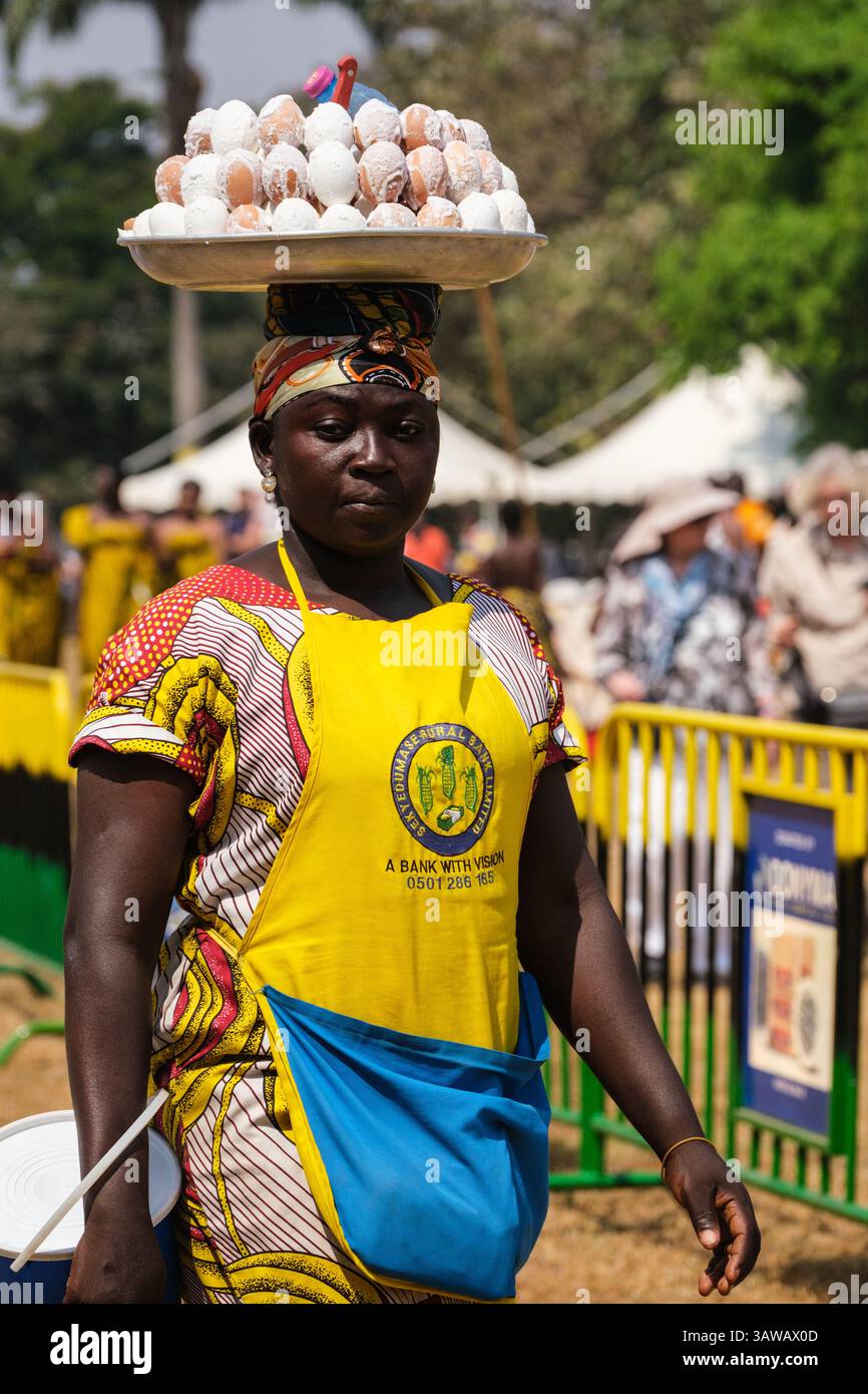 Kumasi, Ghana. Ashanti Akwasidae Festival. Ausbalancieren von Eiern auf dem Kopf des Verkäufers. Stockfoto