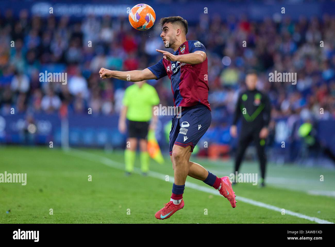 Valencia, Spanien. April 2025. VALENCIA, SPANIEN - 19. APRIL: Pampin von Levante UD in Aktion während des LaLiga Hypermotion Spiels zwischen Levante UD und Real Zaragoza im Ciutat de Valencia Stadium am 19. April 2025 in Valencia. (Foto von Jose Torres/Photo Players Images/Magara Press) Credit: Magara Press SL/Alamy Live News Stockfoto