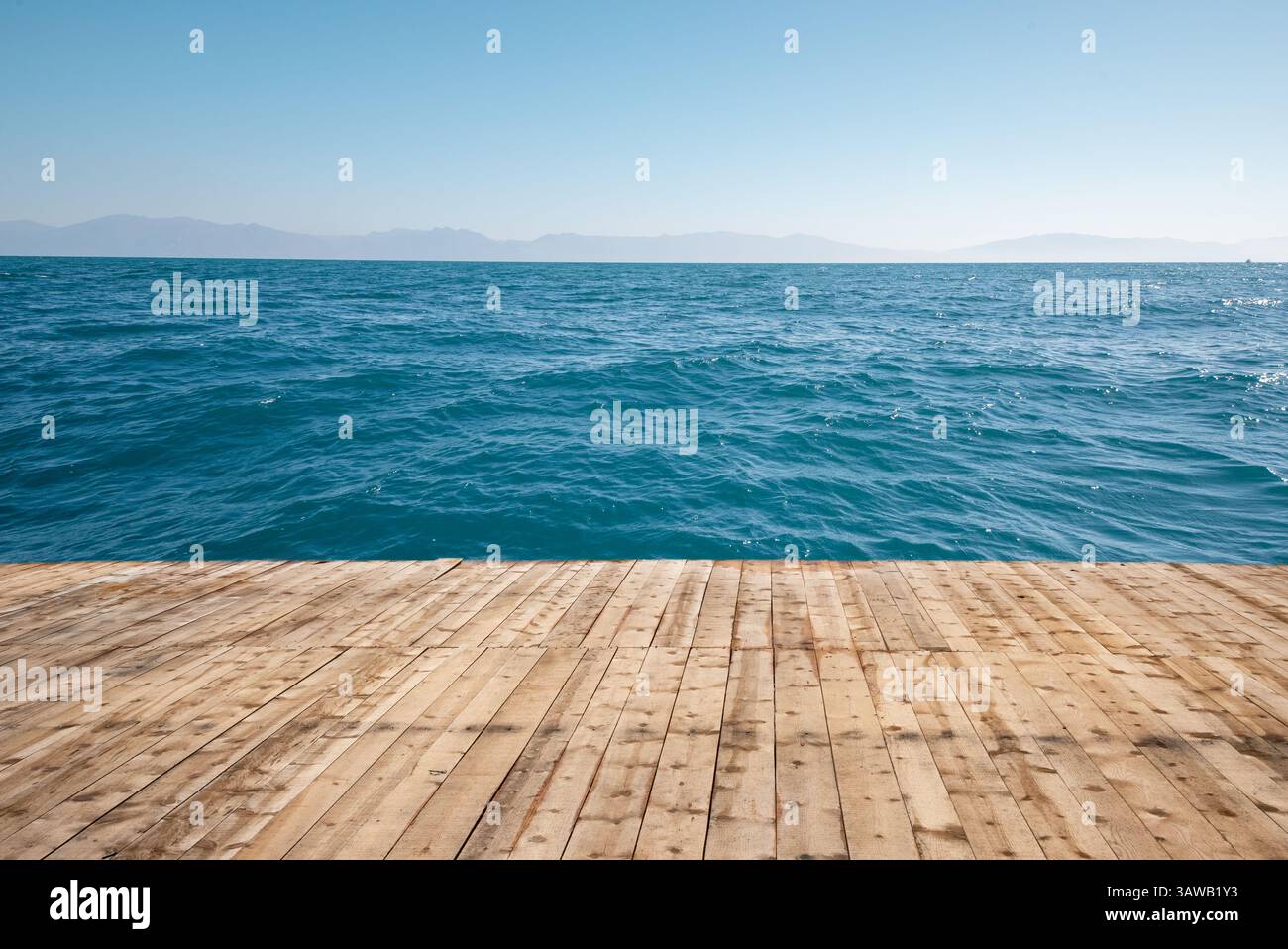 Holzboden am Pier mit blauem Meer. . Hochwertige Fotos Stockfoto