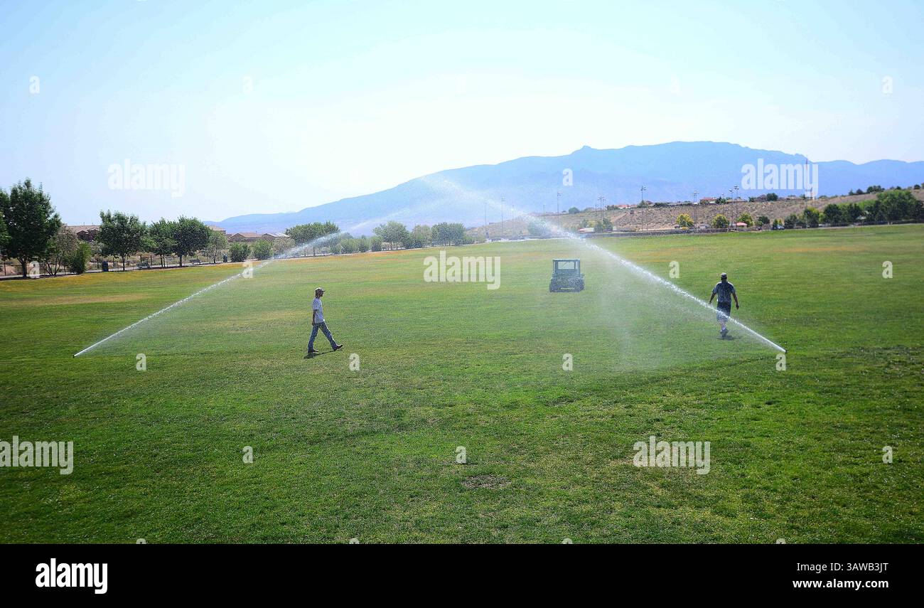 Juni 2016 - Albuquerque, NEW MEXICO, USA - 062316.Mitarbeiter der Rio Rancho Parks Department Kevin Kraft, rechts und Larry Panozzo, die Sprinkler im Parsons Field einstellen. Fotografiert am Donnerstag, 23. Juni 2016. Adolphe Pierre-Louis/JOURNAL. (Foto: © Adolphe Pierre-Louis/Albuquerque Journal via ZUMA Wire) Stockfoto