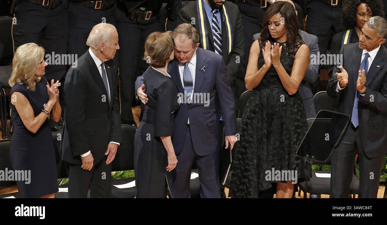 11. Juli 2016 - Dallas, TX, USA - Jill und Vizepräsident Joe Biden und Michelle und Präsident Barack Obama applaudieren zusammen mit Laura Bush, nachdem Bush während einer Gedenkfeier für fünf Polizeibeamte aus Dallas und DART gesprochen hatte, die bei dem Angriff am Dienstag, den 12. Juli 2016, in der vergangenen Woche im Morton H. Meyerson Symphony Center in Dallas erschossen wurden. (Bild: © Paul Moseley/TNS via ZUMA Wire) Stockfoto