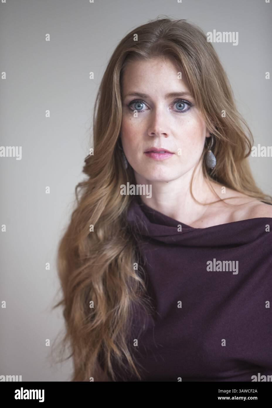 15. September 2012 - Hollywood, Kalifornien, USA - AMY ADAMS wirbt für „Trouble with the Curve“ im Four Seasons Hotel. Amy Lou Adams (* 20. August 1974) ist eine US-amerikanische Schauspielerin und Sängerin. 2014 wurde sie vom Time Magazine zu einer der 100 einflussreichsten Menschen ernannt und gehört zu den bestbezahlten Schauspielerinnen der Welt. Sie gewann zwei Golden Globe Awards und wurde für fünf Academy Awards und sechs BAFTA Awards nominiert. Adams begann ihre Karriere auf der Bühne im Dinner Theater und gab ihr Spielfilmdebüt in Drop Dead Gorgeous (1999). Nachdem sie nach Los Angeles gezogen war, machte sie es Stockfoto
