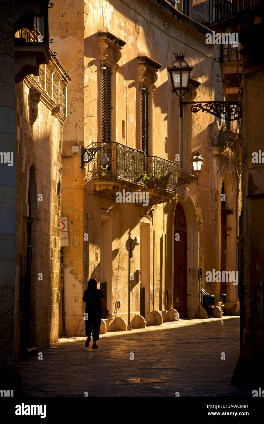 Goldenes Sonnenlicht beleuchtet die historischen Straßen von Lecce, Apulien, Italien Stockfoto