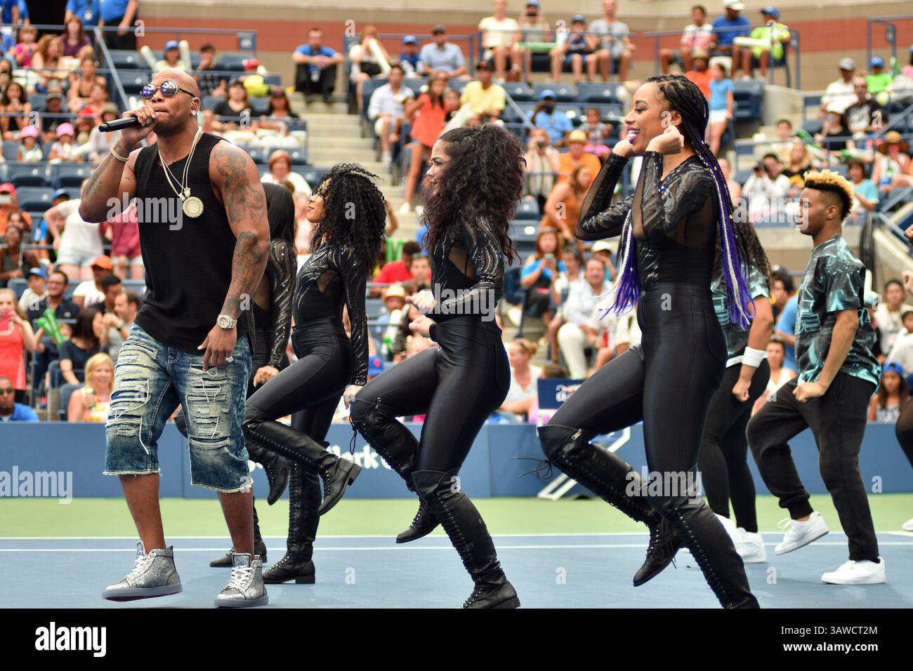 27. August 2016 – New York, New York, Vereinigte Staaten – der Tonkünstler Flo Rida trat am 27. August 2016 beim Arthur Ashe Kids' Day im USTA Billie Jean King National Tennis Center 2016 in New York City auf (Credit Image: © Curtis Means/Ace Pictures via ZUMA Press) Stockfoto
