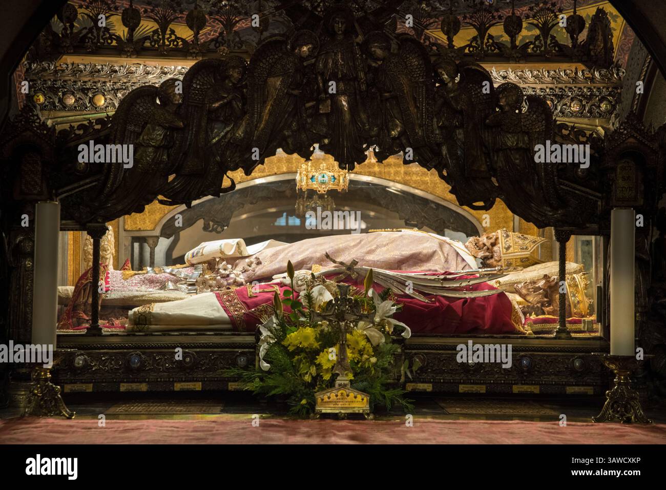 Die Krypta der Basilika Sant'Ambrogio enthält die Skelettreste des heiligen Ambrosius, die in weiße päpstliche Gewänder gekleidet sind. Auf beiden Seiten des hl. Ambrosius lagen die beiden Märtyrer Gervasius und Protasius, die weiße und goldene Überhänge, rote Dalmatiken und goldene Kronen mit Palmenzweigen trugen. Basilica romana minore collegiata abbaziale prepositurale di Sant'Ambrogio. Eine antike römisch-katholische Kirche im romanischen Stil im Zentrum von Mailand, Region Lombardei, Italien. Ursprünglich in Auftrag gegeben von St. Ambrose in den Jahren 379–386. Stockfoto