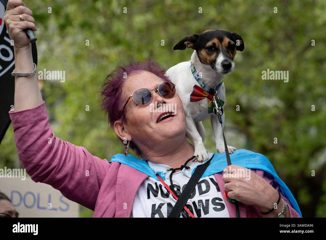 London, Großbritannien. April 2025. Die Transgender-Aktivistentin Sarah Jane Baker spricht die Menge an, als Tausende von Transmenschen und Verbündeten sich auf dem Parliament Square versammeln, bevor sie zum St. James's Park marschieren, um gegen ein Urteil des Obersten Gerichtshofs in der vergangenen Woche über die rechtliche Definition einer "Frau" zu protestieren. Der von einer Koalition von LGBTQI-Gruppen und Gewerkschaften organisierte Protest forderte die Gleichstellung und ein Ende der Diskriminierung, unter der Transmenschen leiden. Quelle: Ron Fassbender/Alamy Live News Stockfoto