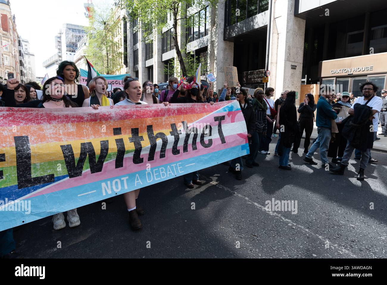 London, Großbritannien. April 2025. Tausende Transmenschen und Verbündete versammeln sich auf dem Parlamentsplatz, bevor sie zum St. James's Park marschieren, um gegen ein Urteil des Obersten Gerichtshofs in der vergangenen Woche über die rechtliche Definition einer "Frau" zu protestieren. Der von einer Koalition von LGBTQI-Gruppen und Gewerkschaften organisierte Protest forderte die Gleichstellung und ein Ende der Diskriminierung, unter der Transmenschen leiden. Quelle: Ron Fassbender/Alamy Live News Stockfoto