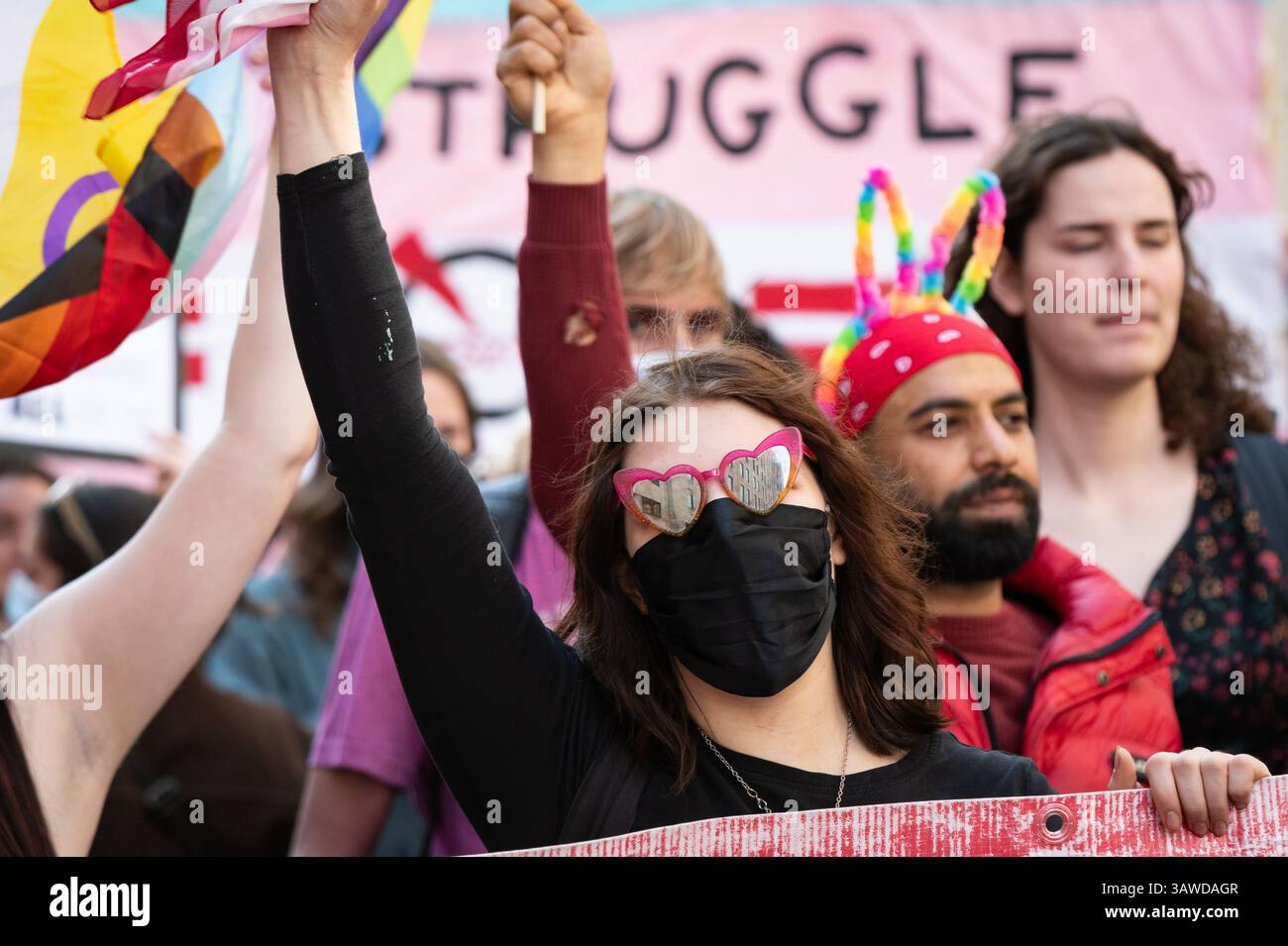 London, Großbritannien. April 2025. Tausende Transmenschen und Verbündete versammeln sich auf dem Parlamentsplatz, bevor sie zum St. James's Park marschieren, um gegen ein Urteil des Obersten Gerichtshofs in der vergangenen Woche über die rechtliche Definition einer "Frau" zu protestieren. Der von einer Koalition von LGBTQI-Gruppen und Gewerkschaften organisierte Protest forderte die Gleichstellung und ein Ende der Diskriminierung, unter der Transmenschen leiden. Quelle: Ron Fassbender/Alamy Live News Stockfoto