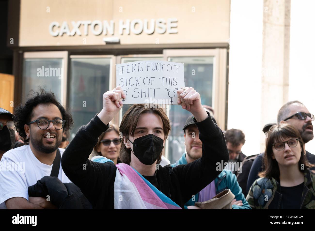 London, Großbritannien. April 2025. Tausende Transmenschen und Verbündete versammeln sich auf dem Parlamentsplatz, bevor sie zum St. James's Park marschieren, um gegen ein Urteil des Obersten Gerichtshofs in der vergangenen Woche über die rechtliche Definition einer "Frau" zu protestieren. Der von einer Koalition von LGBTQI-Gruppen und Gewerkschaften organisierte Protest forderte die Gleichstellung und ein Ende der Diskriminierung, unter der Transmenschen leiden. Quelle: Ron Fassbender/Alamy Live News Stockfoto