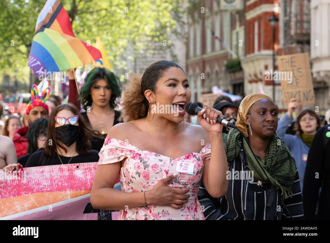 London, Großbritannien. April 2025. Tausende Transmenschen und Verbündete versammeln sich auf dem Parlamentsplatz, bevor sie zum St. James's Park marschieren, um gegen ein Urteil des Obersten Gerichtshofs in der vergangenen Woche über die rechtliche Definition einer "Frau" zu protestieren. Der von einer Koalition von LGBTQI-Gruppen und Gewerkschaften organisierte Protest forderte die Gleichstellung und ein Ende der Diskriminierung, unter der Transmenschen leiden. Quelle: Ron Fassbender/Alamy Live News Stockfoto