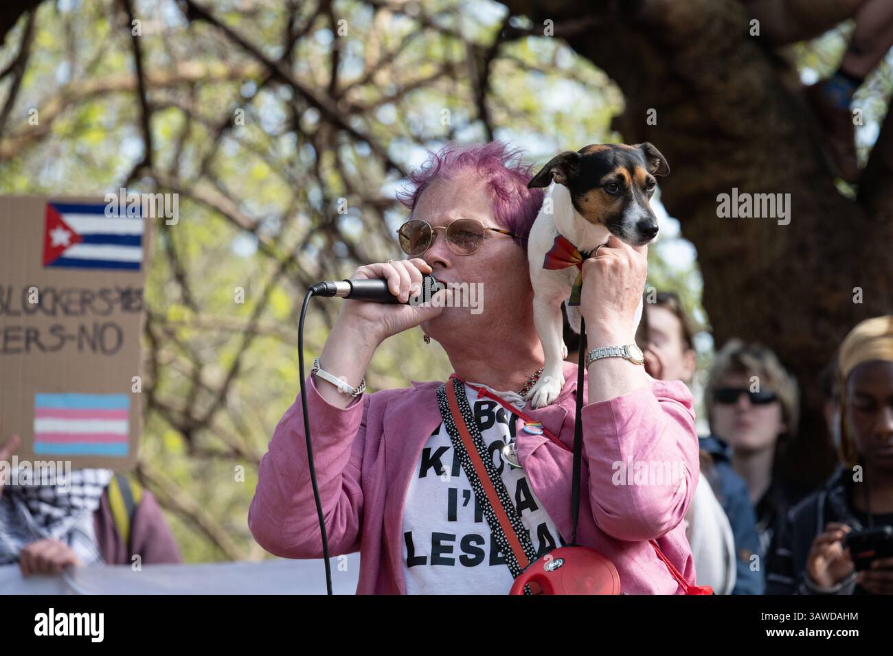 London, Großbritannien. April 2025. Die Transgender-Aktivistentin Sarah Jane Baker spricht die Menge an, als Tausende von Transmenschen und Verbündeten sich auf dem Parliament Square versammeln, bevor sie zum St. James's Park marschieren, um gegen ein Urteil des Obersten Gerichtshofs in der vergangenen Woche über die rechtliche Definition einer "Frau" zu protestieren. Der von einer Koalition von LGBTQI-Gruppen und Gewerkschaften organisierte Protest forderte die Gleichstellung und ein Ende der Diskriminierung, unter der Transmenschen leiden. Quelle: Ron Fassbender/Alamy Live News Stockfoto