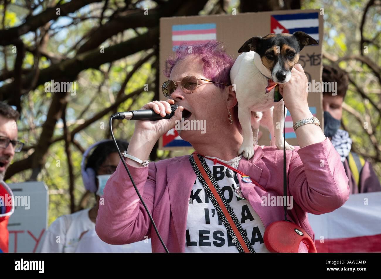 London, Großbritannien. April 2025. Die Transgender-Aktivistentin Sarah Jane Baker spricht die Menge an, als Tausende von Transmenschen und Verbündeten sich auf dem Parliament Square versammeln, bevor sie zum St. James's Park marschieren, um gegen ein Urteil des Obersten Gerichtshofs in der vergangenen Woche über die rechtliche Definition einer "Frau" zu protestieren. Der von einer Koalition von LGBTQI-Gruppen und Gewerkschaften organisierte Protest forderte die Gleichstellung und ein Ende der Diskriminierung, unter der Transmenschen leiden. Quelle: Ron Fassbender/Alamy Live News Stockfoto