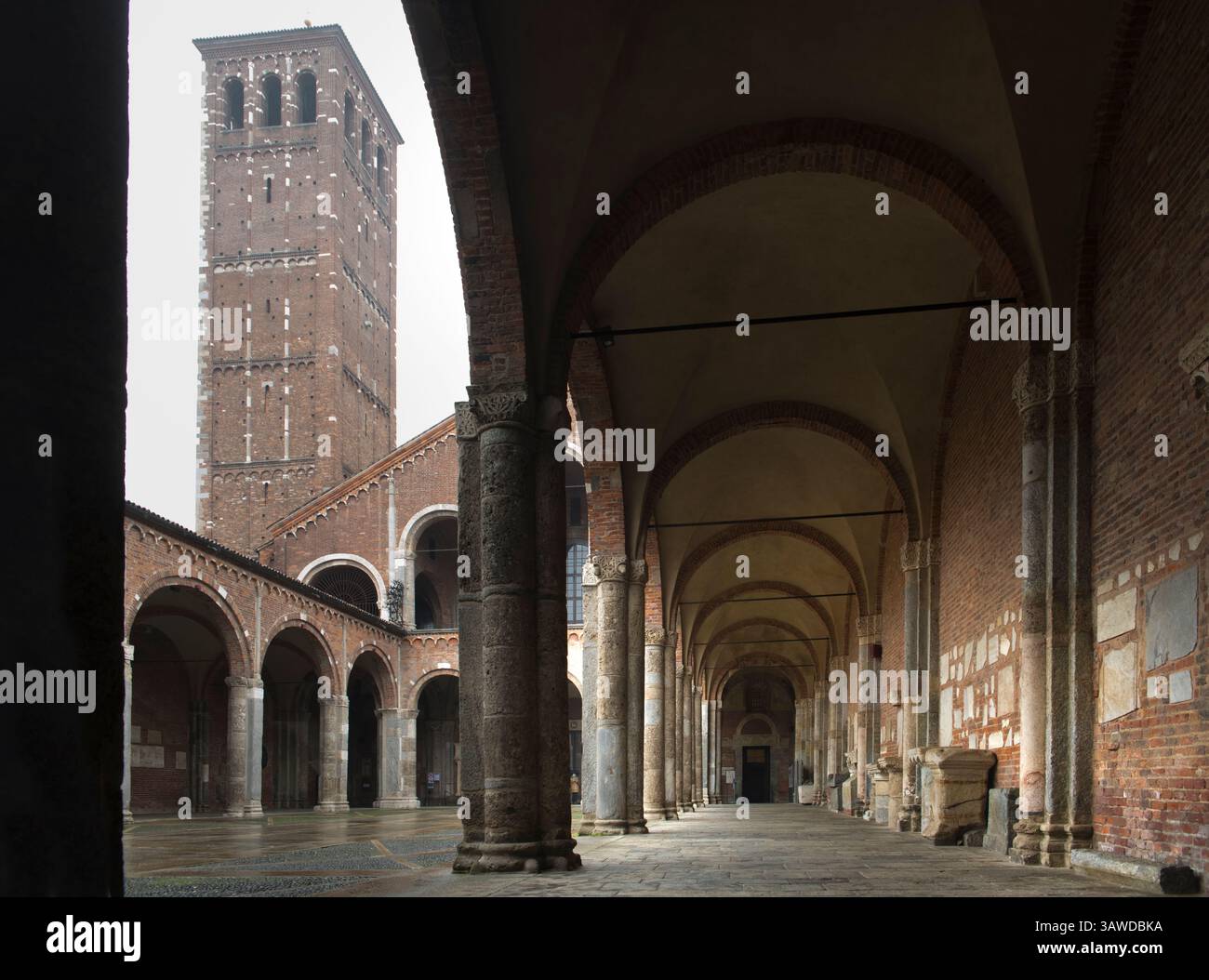 Der Kirchturm der Basilika Sant'Ambrogio. Basilica romana minore collegiata abbaziale prepositurale di Sant'Ambrogio. Eine antike römisch-katholische Kirche im romanischen Stil im Zentrum von Mailand, Region Lombardei, Italien. Ursprünglich in Auftrag gegeben von St. Ambrose in den Jahren 379–386. Die Kirche ist größtenteils aus Ziegelwerk verschiedener Ursprünge und Farben gebaut, mit Teilen aus Stein und weißem Putz. Die heutige romanische Kirche begann um 1080. Das Kirchenschiff stammt aus dem Jahr 1128, die Rippengewölbe des Kirchenschiffs stammen aus dem Jahr 1140. Stockfoto