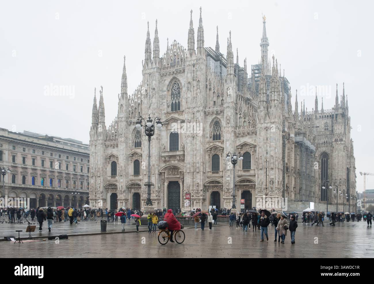 Der Duomo di Mailand oder Metropolitan Cathedral-Basilika der Geburt der Heiligen Maria ist die Kathedrale von Mailand in der Lombardei, Italien. Der Geburt der Heiligen Maria (Santa Maria Nascente) geweiht, ist es der Sitz des Erzbischofs von Mailand. Die Fertigstellung der Kathedrale dauerte fast sechs Jahrhunderte: Der Bau begann 1386, die endgültigen Details wurden 1965 fertiggestellt. Sie ist die größte Kirche der Italienischen Republik und die drittgrößte der Welt. Stockfoto