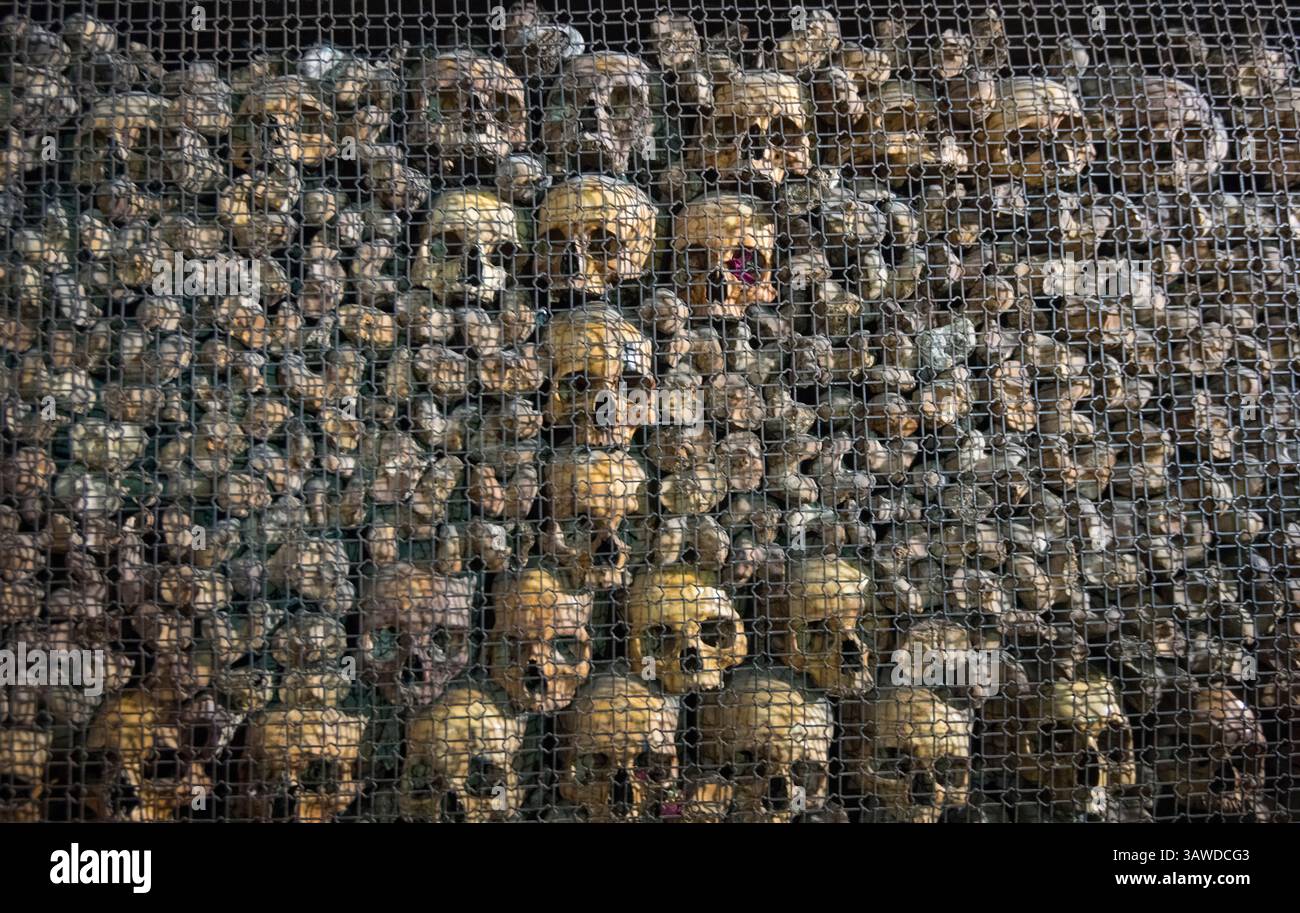 San Bernardino alle Ossa ist eine Kirche in Mailand, die vor allem für ihr Ossuarium bekannt ist, eine kleine Seitenkapelle, die mit zahlreichen menschlichen Schädeln und Knochen verziert ist. 1210, als ein benachbarter Friedhof dem Raum ausging, wurde ein Raum zur Aufbewahrung von Knochen gebaut. Eine Kirche wurde 1269 angebaut. 1679 renoviert und 1712 durch einen Brand zerstört. An die ältere Kirche wurde dann eine neue größere Kirche angeschlossen und dem Heiligen Bernardino von Siena geweiht. Chiesa di San Bernardino alle Ossa, Piazza Santo Stefano, Mailand, Italien Stockfoto