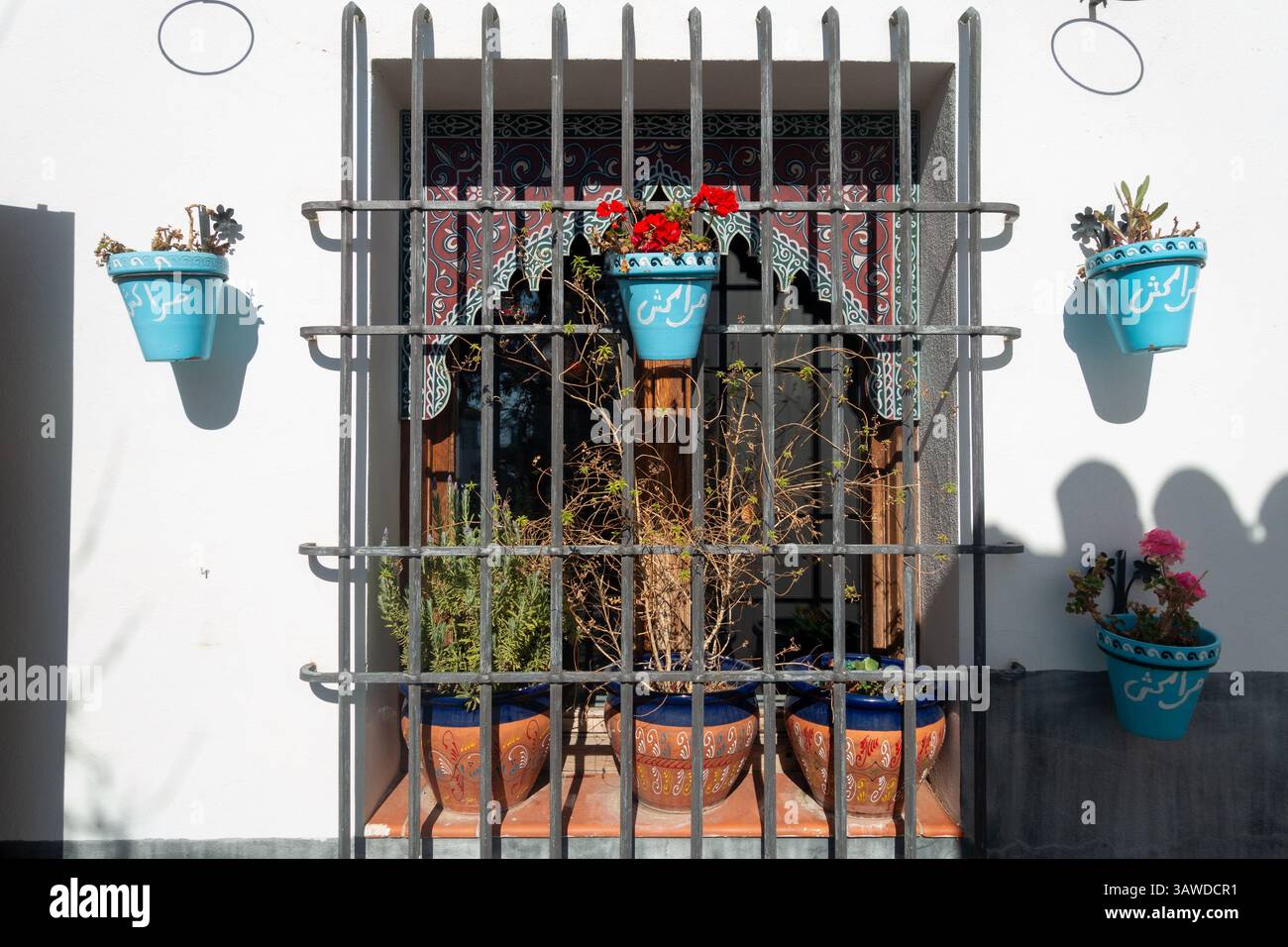 Eisenzaun Fenster mit arabischen Blumentopf Vasen Weiße Haus Wand Außenfassade, traditionelles Andalusien Haus trendiges Albaicin Viertel, Granada Spanien Stockfoto