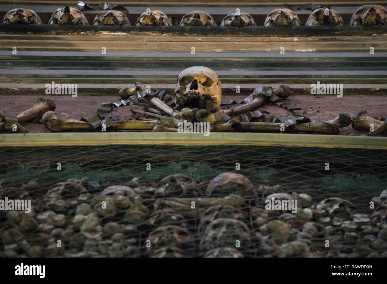 San Bernardino alle Ossa ist eine Kirche in Mailand, die vor allem für ihr Ossuarium bekannt ist, eine kleine Seitenkapelle, die mit zahlreichen menschlichen Schädeln und Knochen verziert ist. 1210, als ein benachbarter Friedhof dem Raum ausging, wurde ein Raum zur Aufbewahrung von Knochen gebaut. Eine Kirche wurde 1269 angebaut. 1679 renoviert und 1712 durch einen Brand zerstört. An die ältere Kirche wurde dann eine neue größere Kirche angeschlossen und dem Heiligen Bernardino von Siena geweiht. Chiesa di San Bernardino alle Ossa, Piazza Santo Stefano, Mailand, Italien Stockfoto