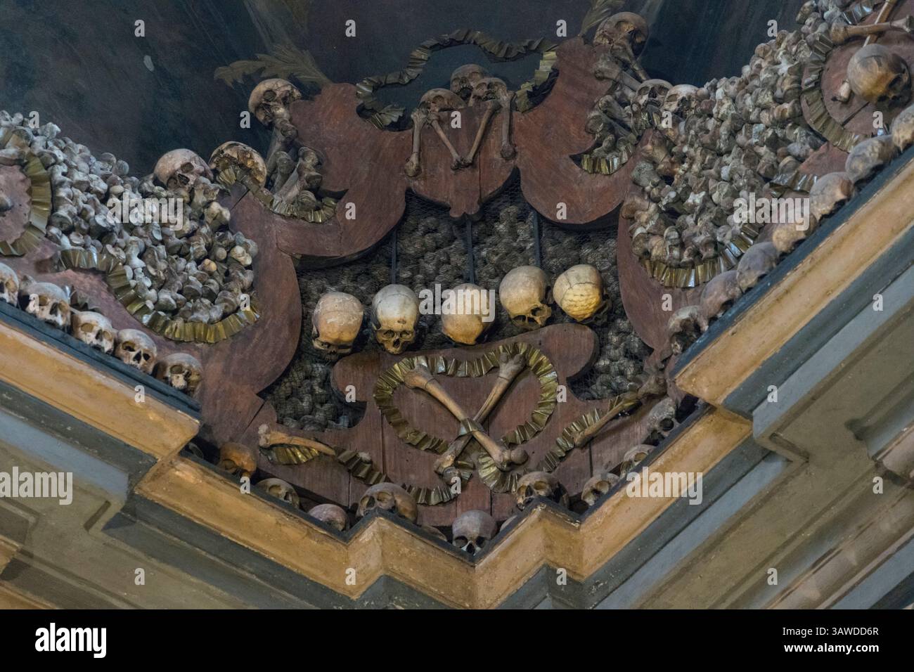 San Bernardino alle Ossa ist eine Kirche in Mailand, die vor allem für ihr Ossuarium bekannt ist, eine kleine Seitenkapelle, die mit zahlreichen menschlichen Schädeln und Knochen verziert ist. 1210, als ein benachbarter Friedhof dem Raum ausging, wurde ein Raum zur Aufbewahrung von Knochen gebaut. Eine Kirche wurde 1269 angebaut. 1679 renoviert und 1712 durch einen Brand zerstört. An die ältere Kirche wurde dann eine neue größere Kirche angeschlossen und dem Heiligen Bernardino von Siena geweiht. Chiesa di San Bernardino alle Ossa, Piazza Santo Stefano, Mailand, Italien Stockfoto