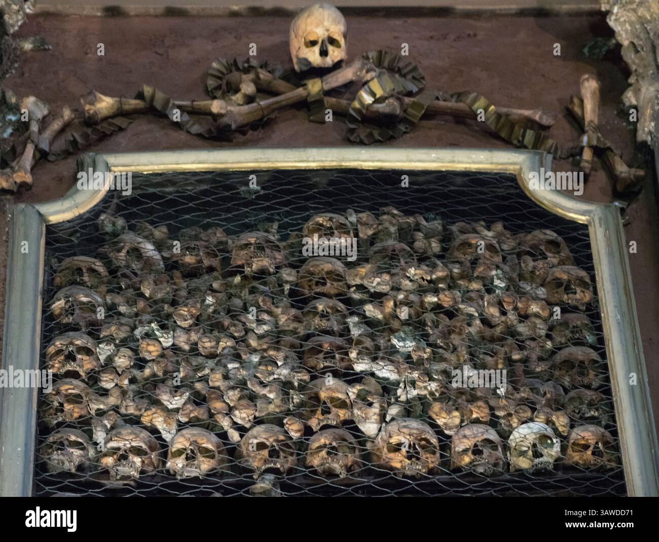 San Bernardino alle Ossa ist eine Kirche in Mailand, die vor allem für ihr Ossuarium bekannt ist, eine kleine Seitenkapelle, die mit zahlreichen menschlichen Schädeln und Knochen verziert ist. 1210, als ein benachbarter Friedhof dem Raum ausging, wurde ein Raum zur Aufbewahrung von Knochen gebaut. Eine Kirche wurde 1269 angebaut. 1679 renoviert und 1712 durch einen Brand zerstört. An die ältere Kirche wurde dann eine neue größere Kirche angeschlossen und dem Heiligen Bernardino von Siena geweiht. Chiesa di San Bernardino alle Ossa, Piazza Santo Stefano, Mailand, Italien Stockfoto