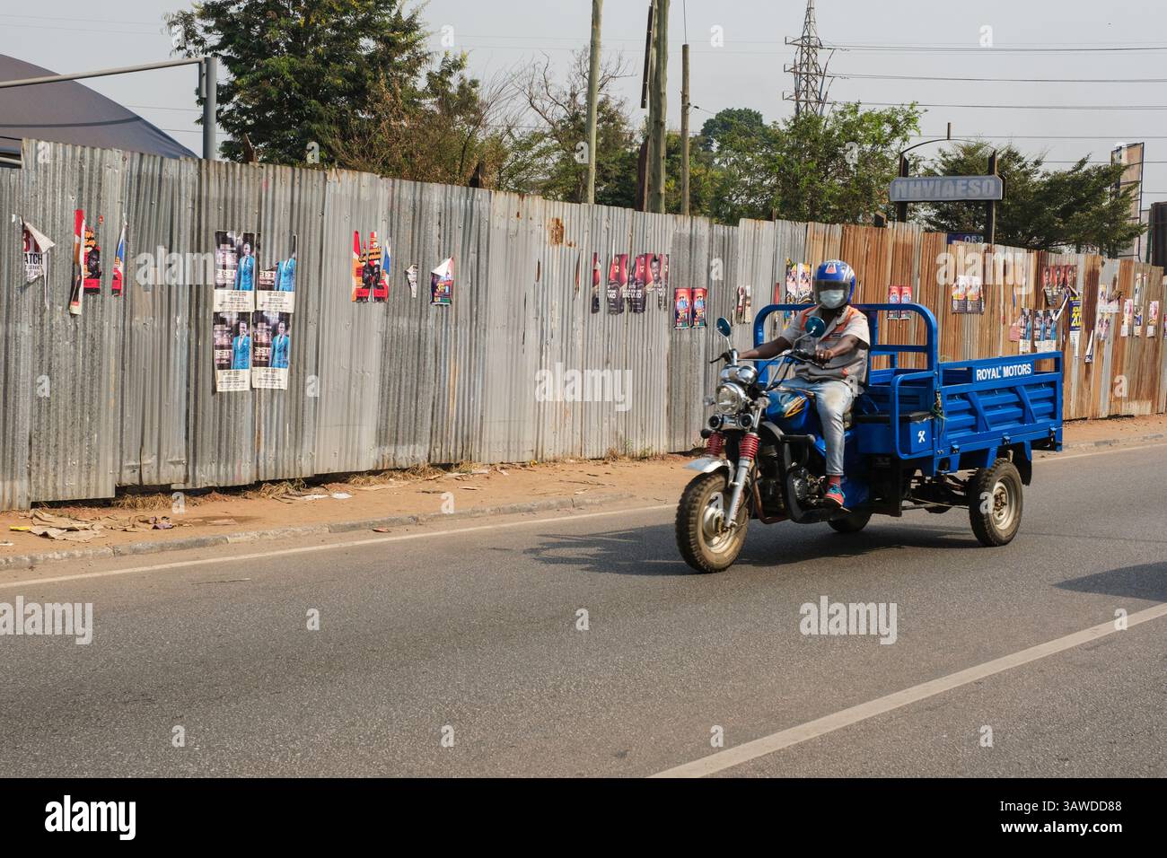 Ghana, Kumasi. Dreirädriges Motorrad-Frachtfahrzeug. Stockfoto