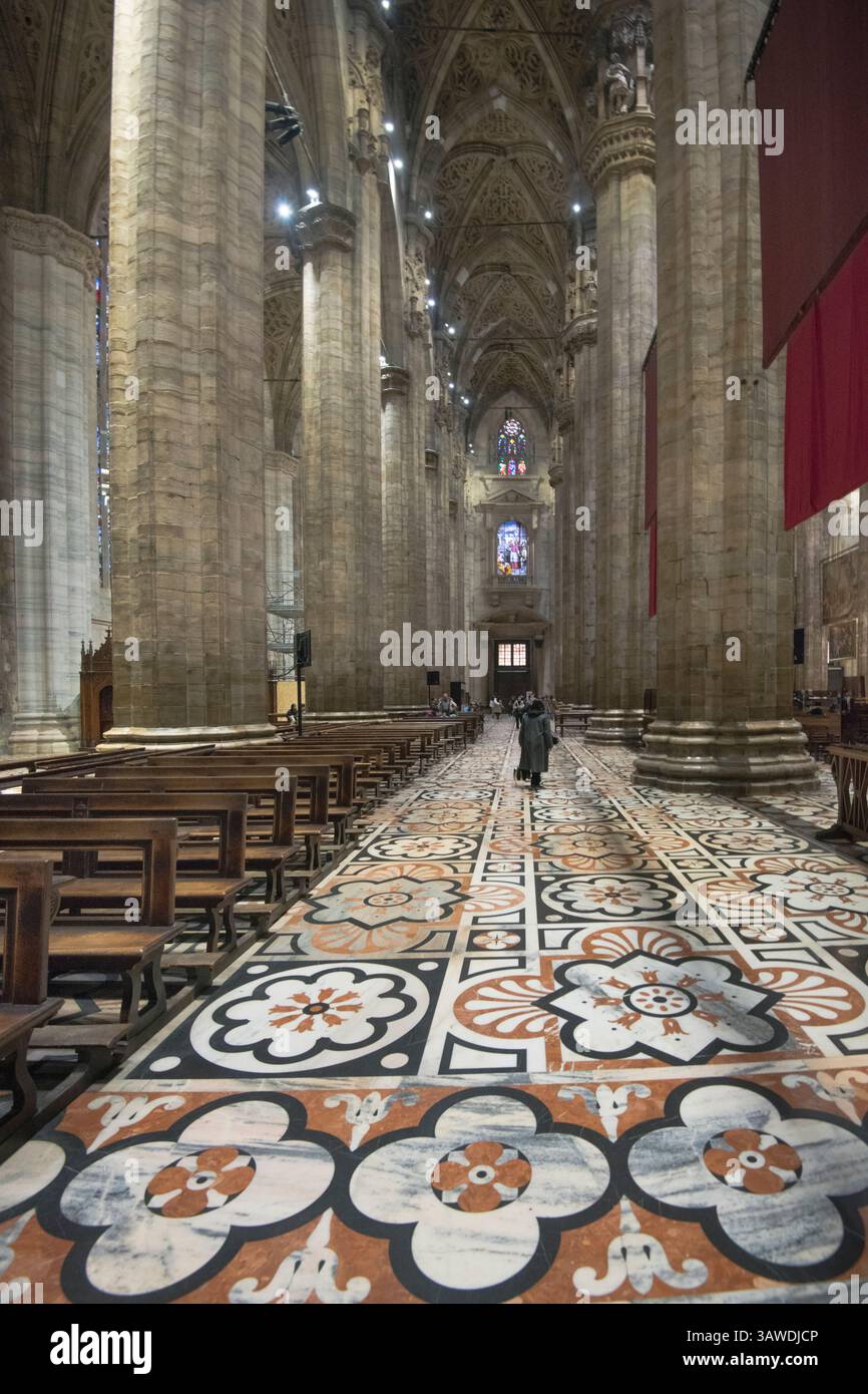 Das große Innere des Duomo di Mailand. Mailänder Kathedrale Mailand, Lombardei, Italien auch bekannt als Metropolitan Kathedrale-Basilika der Geburt der Heiligen Maria. Die Fertigstellung der Kathedrale dauerte fast sechs Jahrhunderte: Der Bau begann 1386, die endgültigen Details wurden 1965 fertiggestellt. Sie ist die größte Kirche der Italienischen Republik Stockfoto