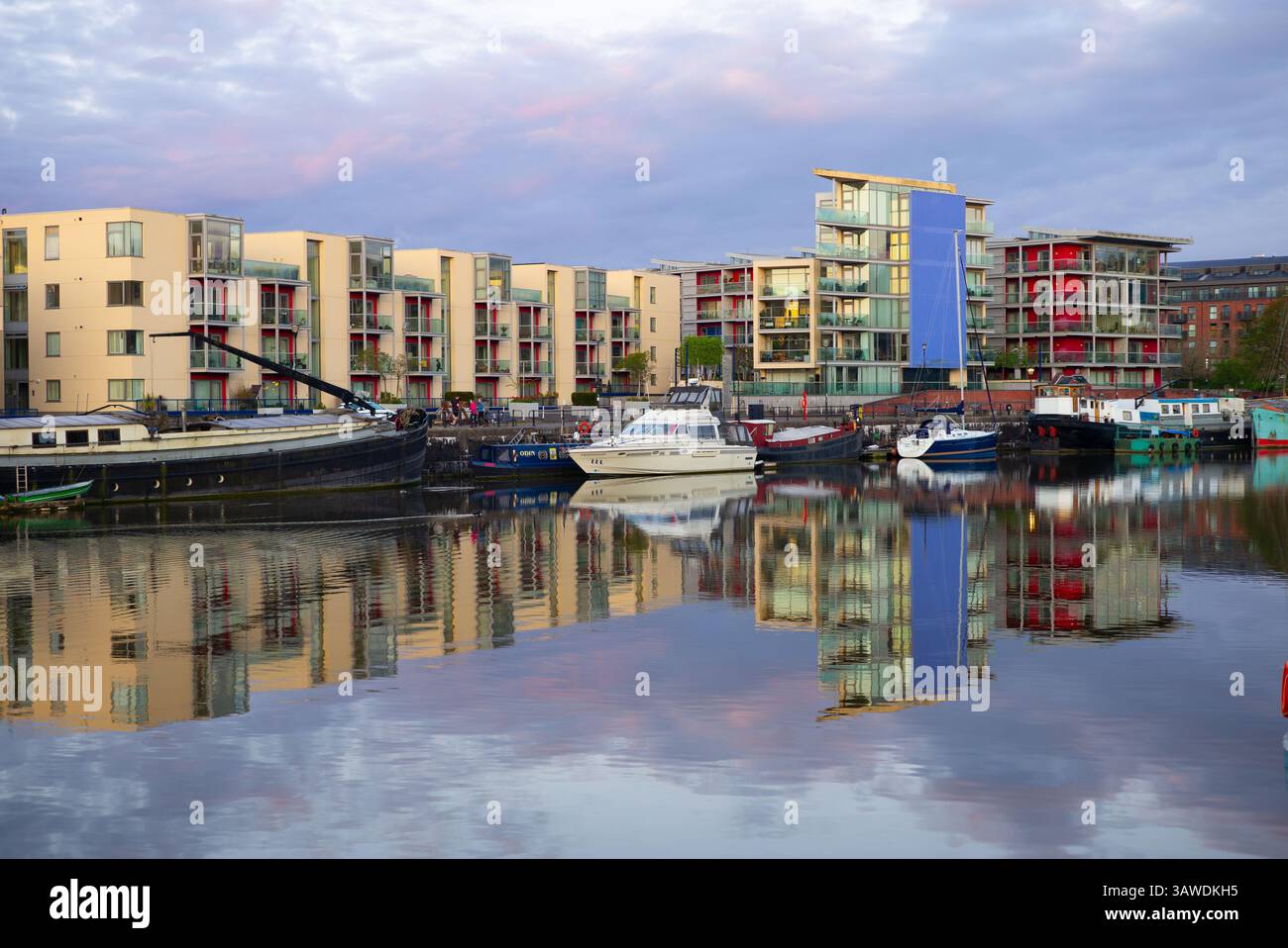 Morgendreflexionen im Bristol Harbour UK Stockfoto