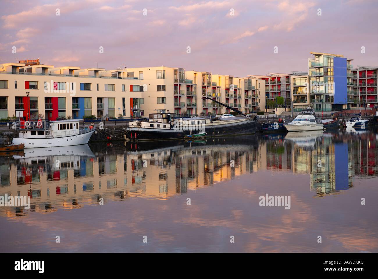 Morgendreflexionen im Bristol Harbour UK Stockfoto