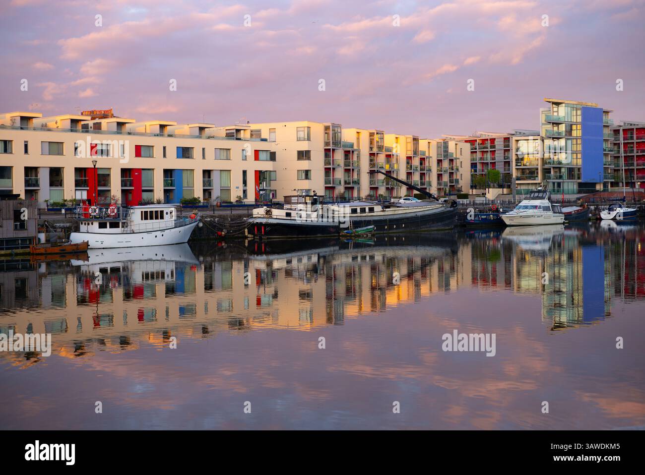 Morgendreflexionen im Bristol Harbour UK Stockfoto