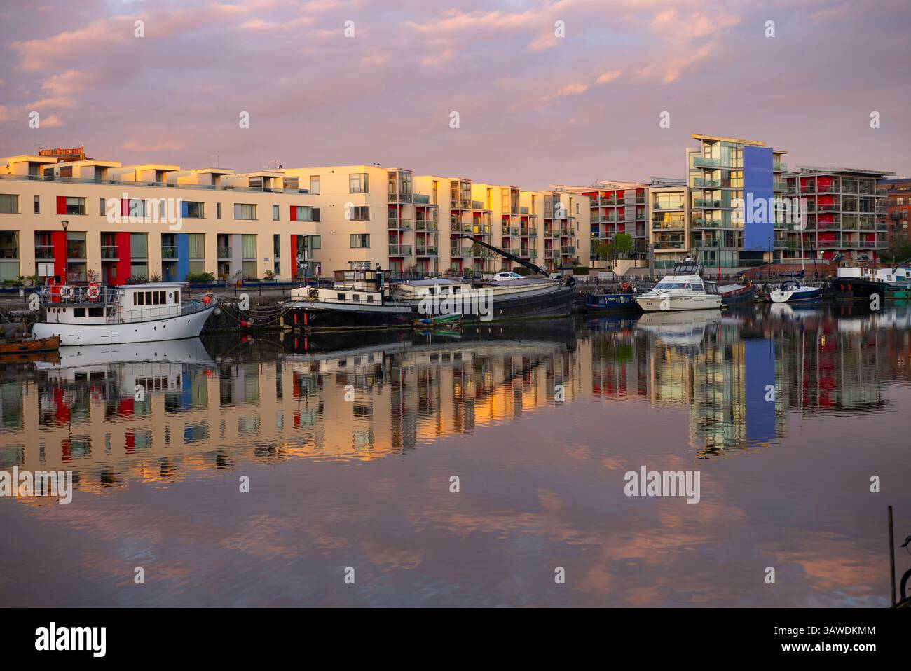 Morgendreflexionen im Bristol Harbour UK Stockfoto