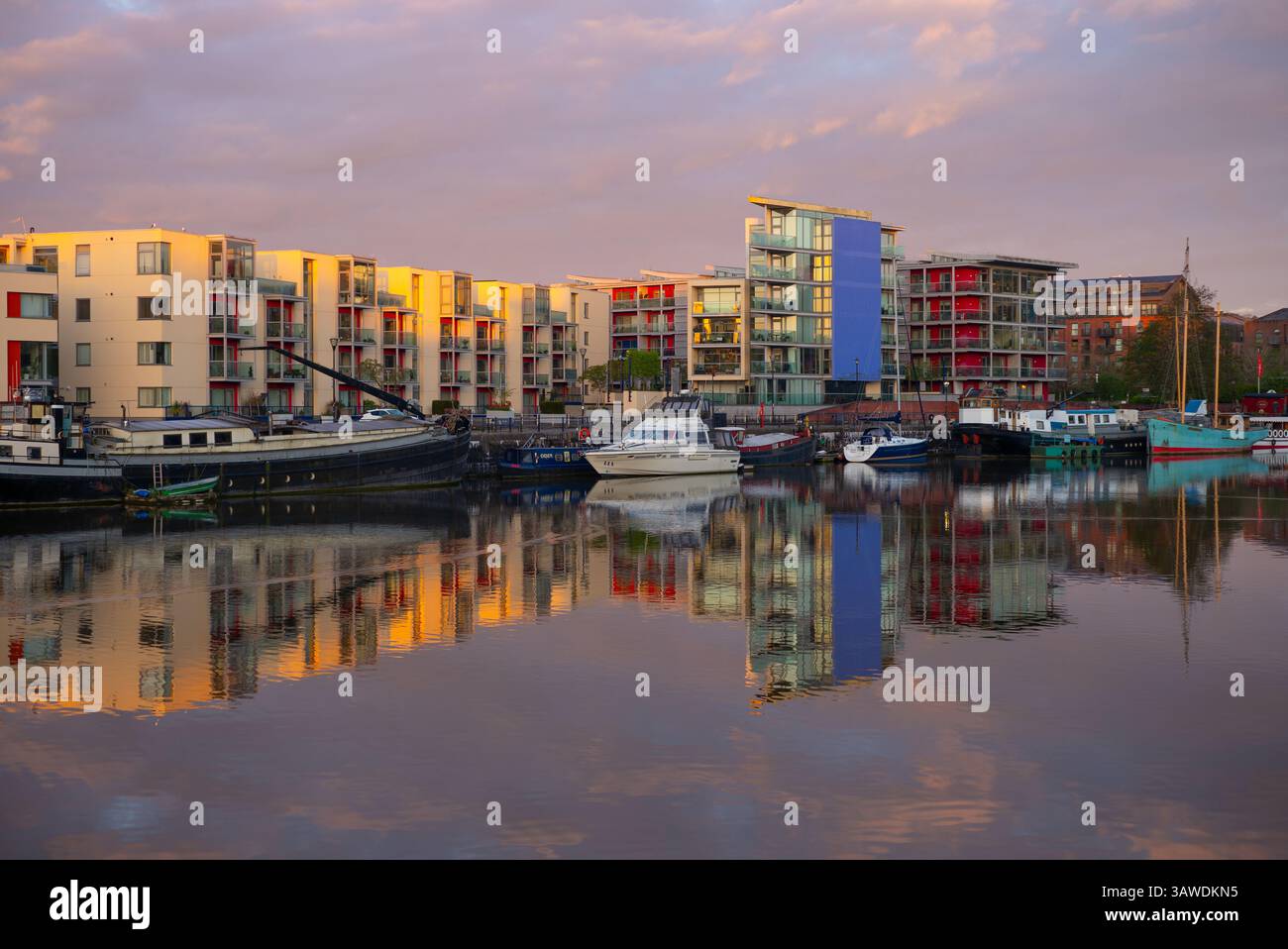 Morgendreflexionen im Bristol Harbour UK Stockfoto