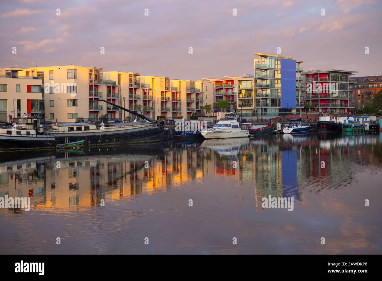 Morgendreflexionen im Bristol Harbour UK Stockfoto