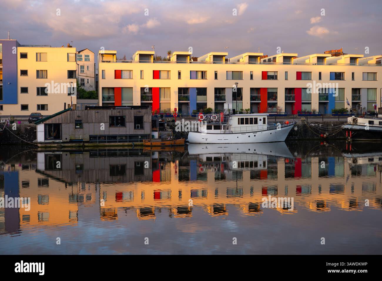 Morgendreflexionen im Bristol Harbour UK Stockfoto